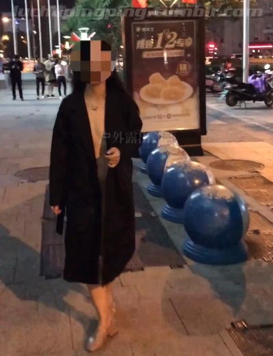 《萍萍pinkpigbb的经典荒野合集：室外热舞、模仿老资源，路人瞩目！》