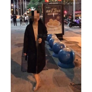《萍萍pinkpigbb的经典荒野合集：室外热舞、模仿老资源，路人瞩目！》