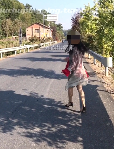 《萍萍pinkpigbb的经典荒野合集：室外热舞、模仿老资源，路人瞩目！》