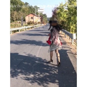 《萍萍pinkpigbb的经典荒野合集：室外热舞、模仿老资源，路人瞩目！》