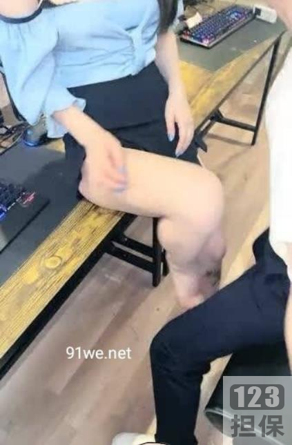 《美少女激战：1v879M，关注这群美少女，超越自我！》