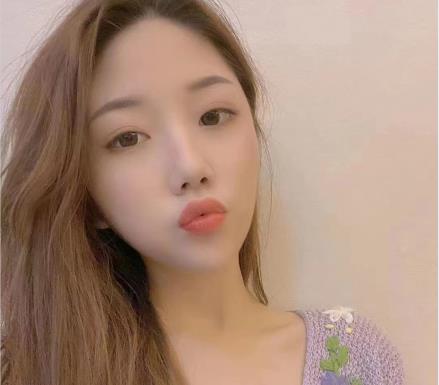 网红美女{{网红名字}}：超高颜值的甜美甄选，1.3G内S乱私拍，反差妹打粑粑咬露脸良家