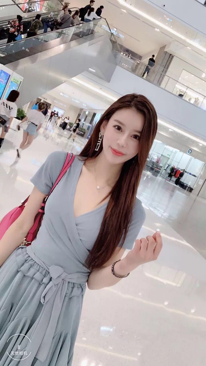 {{网红名字}}的最新25部自拍系列合集：经典私拍、防盗摄像头、云存储、177集、1.72g，火辣美女、可爱甜美、小娇妻、东北丰满、江南瘦弱、双人互动游戏等，让我们一起欣赏网红{{网红名字}}的精彩表演！