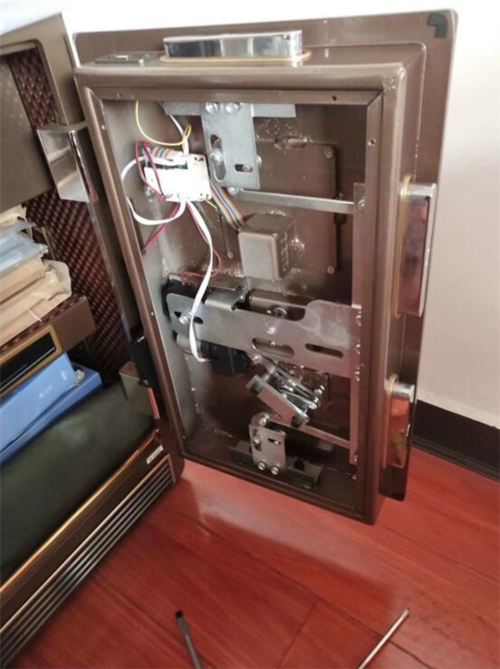 推荐《最强开锁王：四天抢劫三座银行金库，神偷们的追捕之旅》，阿里云盘APP下载，在线观看！