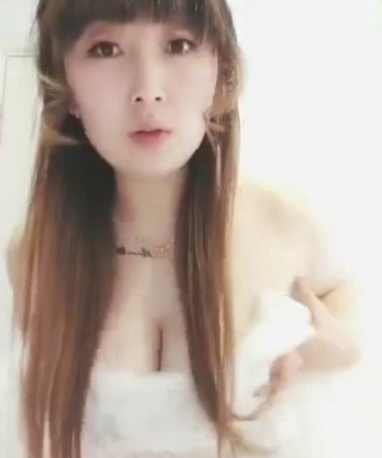 50V-776M神似明星极品美女定制合集：火爆斗鱼快手爆R主播白白兔高颜值性感身材视频