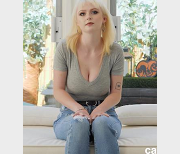 最新欧美童颜大罩杯Carrie+Sage合集