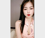 秦羽沫是身材修长的旗袍女神,她的性感和旗袍一样妖娆。