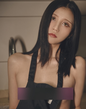 仅展示了小姐姐的高颜值和完美身材，还展现了她细腻粉嫩的肌肤。一起来欣赏这七套作品吧！