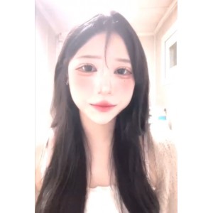 韩国主播，同时也满足了粉丝们的好奇心和收藏欲望。