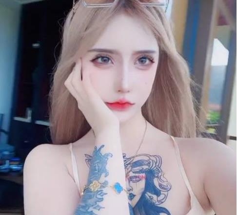 抖音网红金伊娜：吃瓜视频大放送！