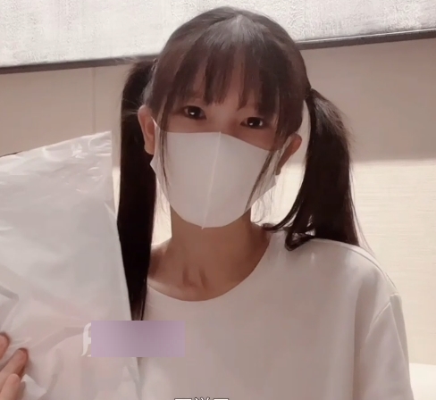 油光白丝吊带粉情人，1V+650M体验天花板乐趣百度盘