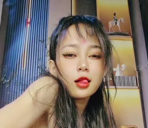 “惊天大B：可爱小姐姐1V-1G自拍视频，时长1小时11分，巨物姐姐炸裂颜值巨物癖身材惊艳全场！”