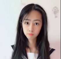 抖音网红江可爱高中生50w粉丝，颜值竿娆视频中有3点露脸。
