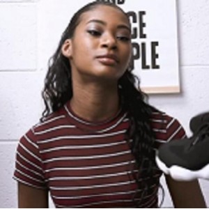 超市保安小明的勇敢行动：搜查偷窃妹子视频曝光！