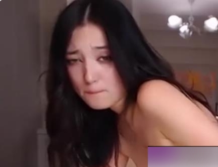 超诱混血美女剥皮用力吃1部