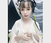 喵小吉自拍COS露脸展示8套作品，痔疮进步观看