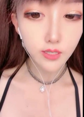 噜噜黎里：高颜值女主播的奔放直播作品四部