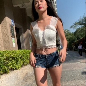 美女穿着热裤展示迷人的大长腿，高跟鞋增添了性感魅力，14V高清视频，4.3G资源，可在百度云下载。