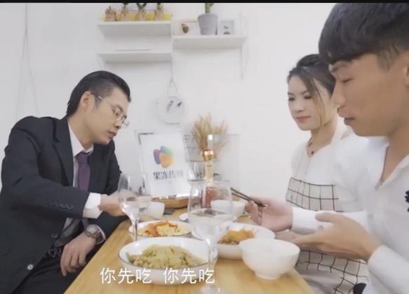 妻子欺骗老公，借口还贷买了爆款眼镜，结果被老公发现，怼脸上