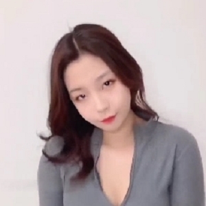 精选反差婊团建指教：美女小狗多人怼脸上大场面银趴