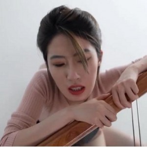 《空姐与副机长的共事之旅：从二楼到一楼，丈夫看报纸的故事》