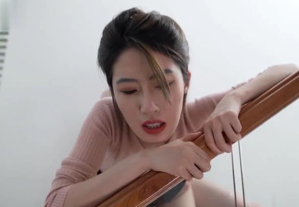 《空姐与副机长的共事之旅：从二楼到一楼，丈夫看报纸的故事》