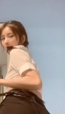 火辣网红猫小猫跳舞：黑色小短裙白色小上衣+小皮鞭空挡