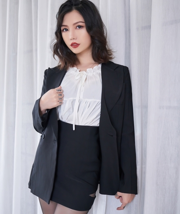 某推极品御姐：美艳非凡，若隐若现，让人心动