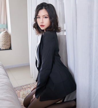 某推极品御姐：美艳非凡，若隐若现，让人心动