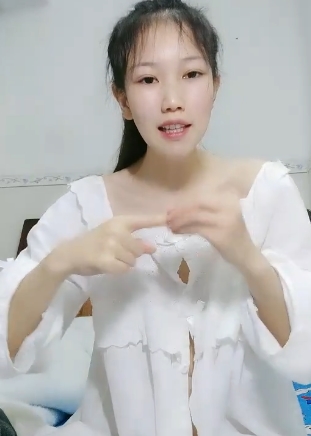 小奶猫丸子丫：清纯可人的女主播，2.05G视频，让你心动不已