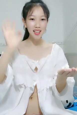 小奶猫丸子丫：清纯可人的女主播，2.05G视频，让你心动不已