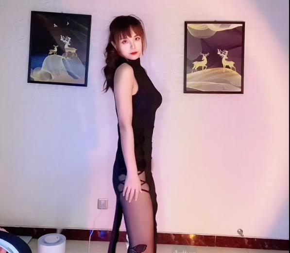 悠宝儿定制社保泳装热舞视频：让你的心动不已！