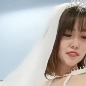 精选女主播撞衫白色婚纱：Jenny和Amy的美丽绽放，爱情的美妙和浪漫。