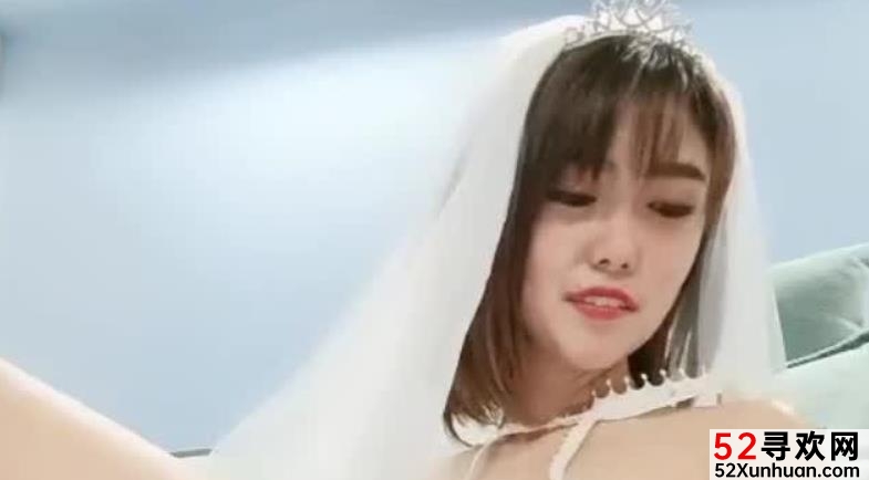 精选女主播撞衫白色婚纱：Jenny和Amy的美丽绽放，爱情的美妙和浪漫。