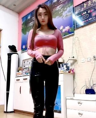 《大小姐姐》774M超人气本土御姐成熟女人风眼镜美成熟主妇浮力姬稀缺散播合集：网红女神的精彩视频资源，探索拥有独特气质的女神美貌与智慧。