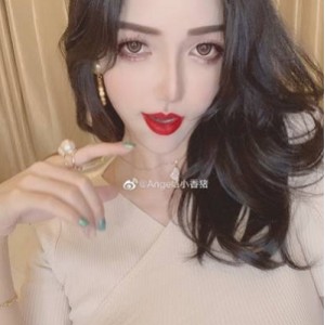 探索网红顾灵曦的魅力：Angela小香猪的视频、图集、声音，自娱自乐、互动、配图、自拍、大码女孩，给你惊喜！