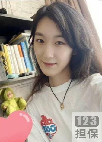 美丽绽放，李穆轩视频资源合集：校花清纯瘦壮拥有精致容貌，穿着关键词20的衣服互动打招呼