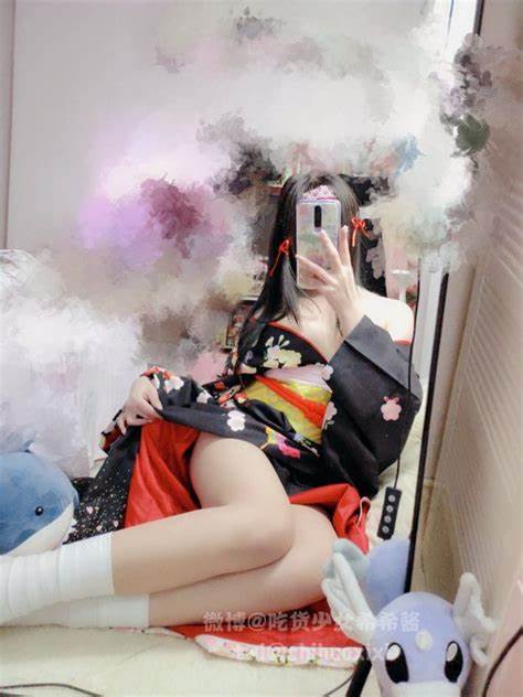 希希酱快手视频：光“阴”神秘处、连衣裙小樱桃、萌妹feng+ru+fei+tun，让你一见钟情！