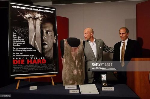 布鲁斯威利斯：追剧收藏最新电影电视剧，动作片、美国围攻、红纸鹤、浴血黑帮、相逢时节、黑金风暴国、美剧、恐怖片、国语配音等一应俱全！