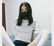 诱惑艺术：扣扣传媒锅锅酱妹子白絲1V539M无保护措施表演