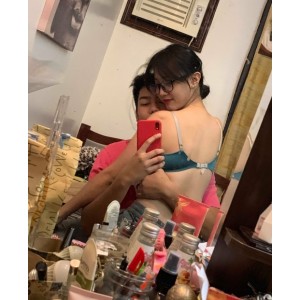 女主播Julz与男友的私拍各种姿势[1V+390M]