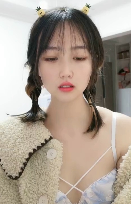 清纯可爱00后大四小学妹：抠动放飞自我表演，粉嫩某处放飞自我