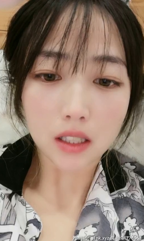 清纯可爱00后大四小学妹：抠动放飞自我表演，粉嫩某处放飞自我