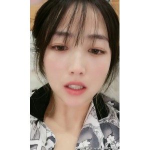 清纯可爱00后大四小学妹：抠动放飞自我表演，粉嫩某处放飞自我