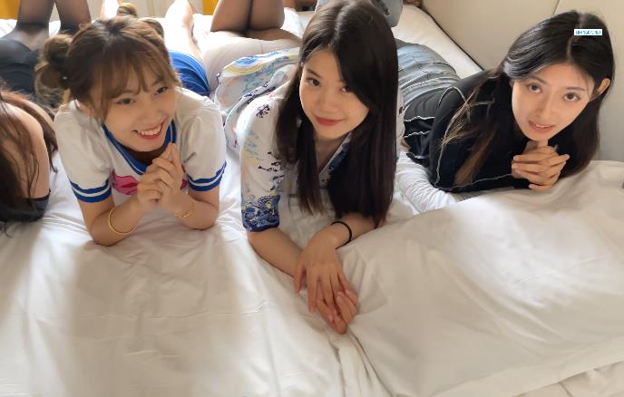 美女腿部调皮展示，核弹模特群视频下载观看，期待更多精彩