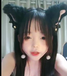 幼态童颜光“阴”美女手套修下水道，1分43秒视频热度爆棚