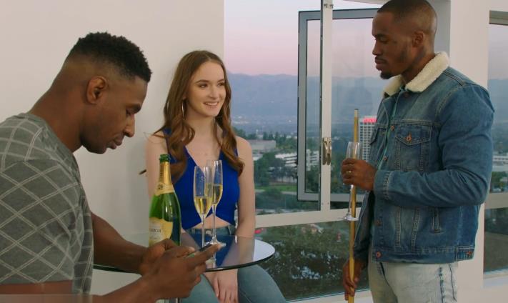 白色美女HazelMoore双洞神功34分钟视频