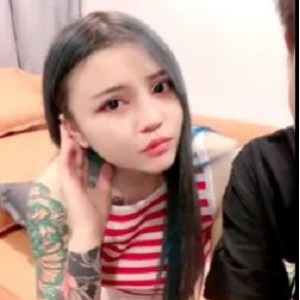 花臂女孩自拍视频：时长1小时40分钟，正妹刺青网红