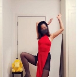 抖音女神诗宝展示性感黑丝果舞作品，粉丝狂欢不停