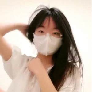 深夜家窗台旁，漂亮少女展示漂亮馒头[1V+667MB][百度盘]